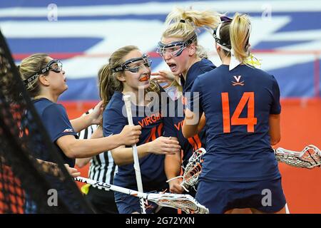 10 aprile 2021: Virginia Cavaliers Annie Dyson (centro) celebra il suo obiettivo con i compagni di squadra contro Syracuse Orange durante la prima metà di una partita di lacrosse femminile NCAA sabato 10 aprile 2021 al Carrier Dome di Syracuse, New York. Syracuse ha vinto 15-12. Rich Barnes/CSM Foto Stock