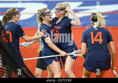 10 aprile 2021: Virginia Cavaliers Annie Dyson (19) celebra il suo obiettivo con i compagni di squadra contro Syracuse Orange durante la prima metà di una partita di lacrosse femminile NCAA sabato 10 aprile 2021 al Carrier Dome di Syracuse, New York. Syracuse ha vinto il 15-12. Rich Barnes/CSM Foto Stock