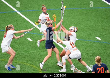 10 aprile 2021: Il centrocampista di Virginia Cavaliers Annie Dyson (19) spara la palla tra un gruppo di difensori di Syracuse Orange durante la seconda metà di una partita di lacrosse delle donne dell'NCAA sabato 10 aprile 2021 al Carrier Dome di Syracuse, New York. Syracuse ha vinto il 15-12. Rich Barnes/CSM Foto Stock