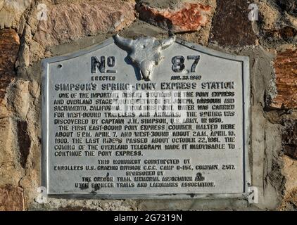 Lapide commemorativa presso il monumento alla stazione di Simpson Springs, Pony Express Trail, Back Country Byway, Great Basin, Utah, STATI UNITI Foto Stock