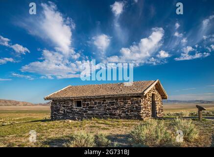 Stazione di Simpson Springs ricostruita, altocumulus nubi, Pony Express Trail, Back Country Byway, Great Basin, Utah, Stati Uniti Foto Stock