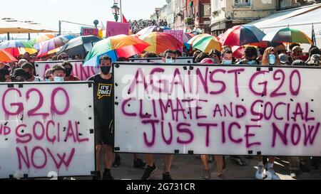 Venezia, Italia. 10 luglio 2021. I manifestanti e la polizia si scontrano durante la manifestazione "Siamo la marea, sei solo (G)20" il 10 luglio 2021 a Venezia, Italia. Per la terza riunione sotto la presidenza italiana del G20, il 9 e 10 luglio 2021, i Ministri delle finanze del G20 e i Governatori delle banche centrali (FMCBG) si sono riuniti a Venezia per un vertice di due giorni sulle questioni legate all'economia e alla salute globale © Simone Padovani / Awakening / Alamy Live News Foto Stock