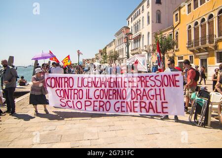 Venezia, Italia. 10 luglio 2021. Manifestanti alla manifestazione 'Siamo la marea, sei solo (G)20' il 10 luglio 2021 a Venezia, Italia. Per la terza riunione sotto la presidenza italiana del G20, il 9 e 10 luglio 2021, i Ministri delle finanze del G20 e i Governatori delle banche centrali (FMCBG) si sono riuniti a Venezia per un vertice di due giorni sulle questioni legate all'economia e alla salute globale © Simone Padovani / Awakening / Alamy Live News Foto Stock