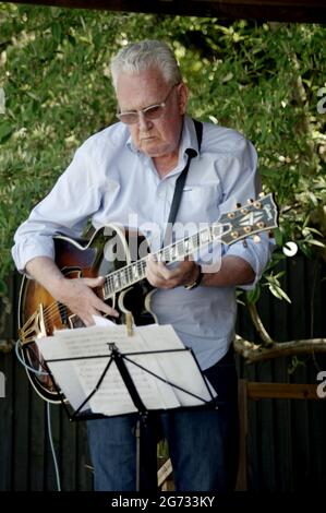 Jim Mullen, Roger Beaujolais Quartet, Three Horseshoes, Knockholt, Kent, 1 Giugno 2021. Foto Stock