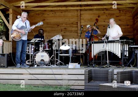 Jim Mullen, Winston Clifford, Simon Thorpe, Roger Beaujolais, Three Horseshoes, Knockholt, Kent, 1 giugno 2021. Foto Stock