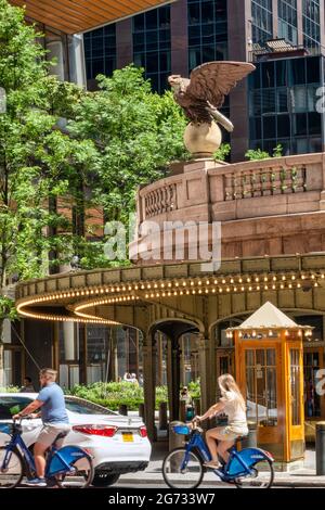 La piazza pedonale di recente apertura separa il Grand Central Terminal e il superalto Vanderbilt a New York City, Stati Uniti Foto Stock