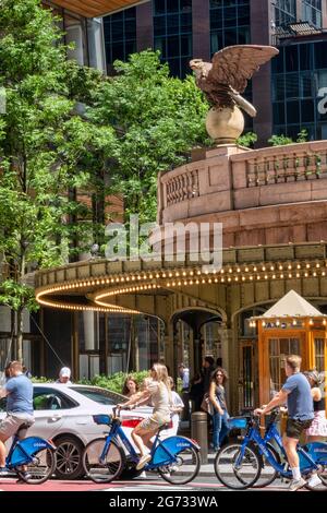 La piazza pedonale di recente apertura separa il Grand Central Terminal e il superalto Vanderbilt a New York City, Stati Uniti Foto Stock