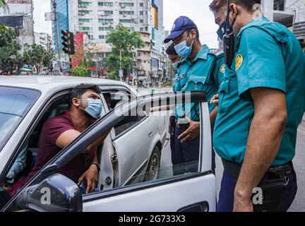 Dhaka, Bangladesh. 09 luglio 2021. Verifica della polizia per il pass dei movimenti dei passeggeri rilasciato dalla polizia metropolitana di Dhaka. (Foto di Abul Hayat Rahadh/Pacific Press) Credit: Pacific Press Media Production Corp./Alamy Live News Foto Stock