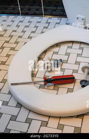 Il nuovo kit di sedili per WC attende Installion in un bagno casalinghi, USA Foto Stock
