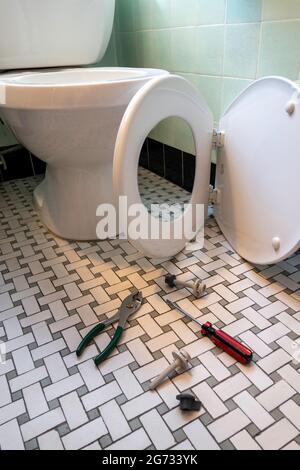 Il nuovo kit di sedili per WC attende Installion in un bagno casalinghi, USA Foto Stock