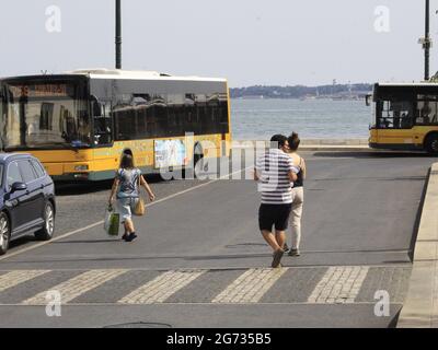 Lisboa, Lisboa Portogallo. 10 luglio 2021. (INT) movimento dei trasporti a Lisbona. 10 luglio 2021, Lisbona, Portogallo: Grande movimento a Terreiro do Paco (metropolitana e fluviale) e Cais do Sodre (metropolitana, fluviale e treno) stazioni a Lisbona, il Sabato (10). Entrambi hanno trasporto fluviale Transfejo oltre alla metropolitana, e la stazione Cais do Sodre ha anche il trasporto ferroviario, che rende la linea Lisbona/Cascais, che dà accesso alla costa di Cascais, molto ricercato dai turisti. Credit: Edson de Souza/TheNews2 Credit: Edson De Souza/TheNEWS2/ZUMA Wire/Alamy Live News Foto Stock