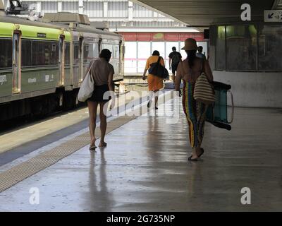 Lisboa, Lisboa Portogallo. 10 luglio 2021. (INT) movimento dei trasporti a Lisbona. 10 luglio 2021, Lisbona, Portogallo: Grande movimento a Terreiro do Paco (metropolitana e fluviale) e Cais do Sodre (metropolitana, fluviale e treno) stazioni a Lisbona, il Sabato (10). Entrambi hanno trasporto fluviale Transfejo oltre alla metropolitana, e la stazione Cais do Sodre ha anche il trasporto ferroviario, che rende la linea Lisbona/Cascais, che dà accesso alla costa di Cascais, molto ricercato dai turisti. Credit: Edson de Souza/TheNews2 Credit: Edson De Souza/TheNEWS2/ZUMA Wire/Alamy Live News Foto Stock