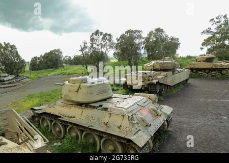 Molti vecchi carri armati di guerra in un sito commemorativo. Foto Stock