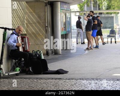 Lisboa, Lisboa Portogallo. 10 luglio 2021. (INT) movimento dei trasporti a Lisbona. 10 luglio 2021, Lisbona, Portogallo: Grande movimento a Terreiro do Paco (metropolitana e fluviale) e Cais do Sodre (metropolitana, fluviale e treno) stazioni a Lisbona, il Sabato (10). Entrambi hanno trasporto fluviale Transfejo oltre alla metropolitana, e la stazione Cais do Sodre ha anche il trasporto ferroviario, che rende la linea Lisbona/Cascais, che dà accesso alla costa di Cascais, molto ricercato dai turisti. Credit: Edson de Souza/TheNews2 Credit: Edson De Souza/TheNEWS2/ZUMA Wire/Alamy Live News Foto Stock