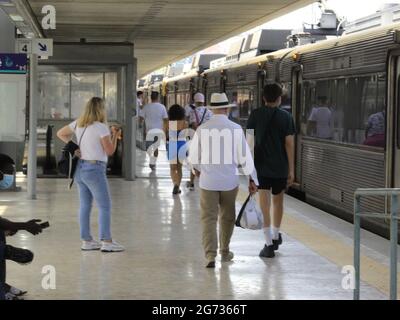 Lisboa, Lisboa Portogallo. 10 luglio 2021. (INT) movimento dei trasporti a Lisbona. 10 luglio 2021, Lisbona, Portogallo: Grande movimento a Terreiro do Paco (metropolitana e fluviale) e Cais do Sodre (metropolitana, fluviale e treno) stazioni a Lisbona, il Sabato (10). Entrambi hanno trasporto fluviale Transfejo oltre alla metropolitana, e la stazione Cais do Sodre ha anche il trasporto ferroviario, che rende la linea Lisbona/Cascais, che dà accesso alla costa di Cascais, molto ricercato dai turisti. Credit: Edson de Souza/TheNews2 Credit: Edson De Souza/TheNEWS2/ZUMA Wire/Alamy Live News Foto Stock