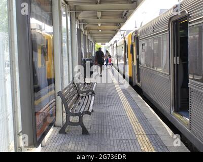 Lisboa, Lisboa Portogallo. 10 luglio 2021. (INT) movimento dei trasporti a Lisbona. 10 luglio 2021, Lisbona, Portogallo: Grande movimento a Terreiro do Paco (metropolitana e fluviale) e Cais do Sodre (metropolitana, fluviale e treno) stazioni a Lisbona, il Sabato (10). Entrambi hanno trasporto fluviale Transfejo oltre alla metropolitana, e la stazione Cais do Sodre ha anche il trasporto ferroviario, che rende la linea Lisbona/Cascais, che dà accesso alla costa di Cascais, molto ricercato dai turisti. Credit: Edson de Souza/TheNews2 Credit: Edson De Souza/TheNEWS2/ZUMA Wire/Alamy Live News Foto Stock