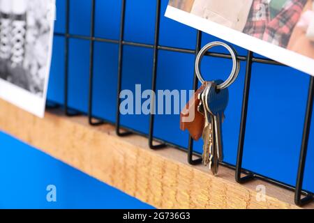 Supporto con chiave appesa sulla parete colorata, guardaroba Foto Stock