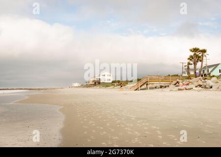 Il "washout", dove l'uragano Hugo ha appiattito la terra, è ora un luogo preferito per il surf a Folly Beach, South Carolina. Foto Stock