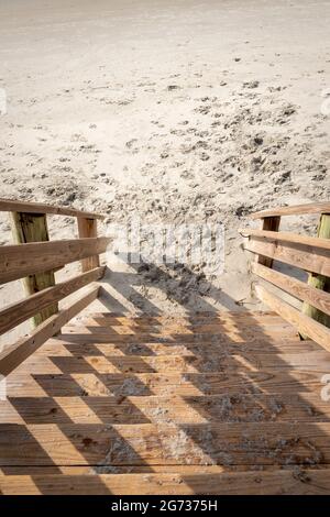 Il "washout", dove l'uragano Hugo ha appiattito la terra, è ora un luogo preferito per il surf a Folly Beach, South Carolina. Foto Stock