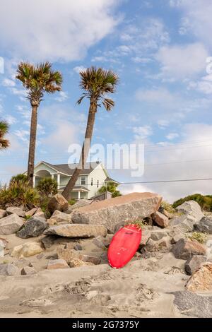 Il "washout", dove l'uragano Hugo ha appiattito la terra, è ora un luogo preferito per il surf a Folly Beach, South Carolina. Foto Stock