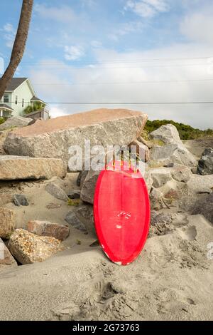 Il "washout", dove l'uragano Hugo ha appiattito la terra, è ora un luogo preferito per il surf a Folly Beach, South Carolina. Foto Stock