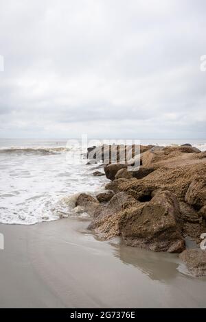 Il "washout", dove l'uragano Hugo ha appiattito la terra, è ora un luogo preferito per il surf a Folly Beach, South Carolina. Foto Stock