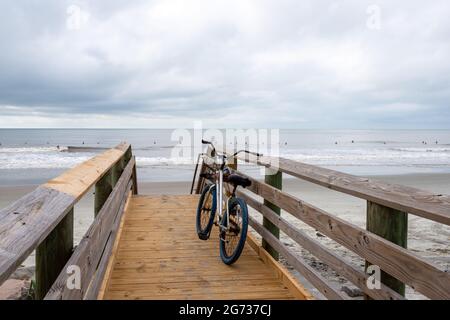 Il "washout", dove l'uragano Hugo ha appiattito la terra, è ora un luogo preferito per il surf a Folly Beach, South Carolina. Foto Stock