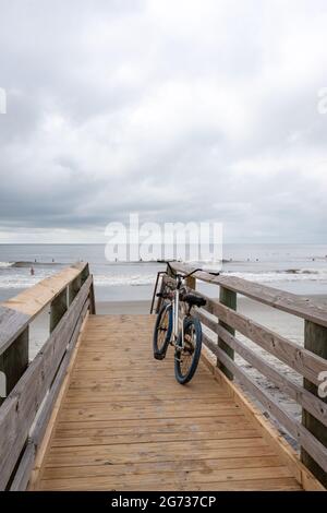 Il "washout", dove l'uragano Hugo ha appiattito la terra, è ora un luogo preferito per il surf a Folly Beach, South Carolina. Foto Stock