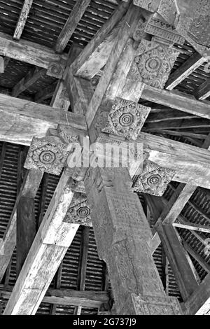 Vecchia struttura del patrimonio. Sri Daladamaligawa Kandy. Il tempio della reliquia del dente Sacro, comunemente noto come ශ්‍රී දළදා මාළිගාව, è un tempio buddista di Kandy, Sri Lanka. Si trova nel complesso del palazzo reale dell'ex regno di Kandy, che ospita la reliquia del dente del Buddha. Sri Lanka. Foto Stock