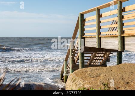 Il "washout", dove l'uragano Hugo ha appiattito la terra, è ora un luogo preferito per il surf a Folly Beach, South Carolina. Foto Stock