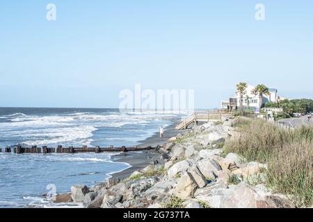 Il "washout", dove l'uragano Hugo ha appiattito la terra, è ora un luogo preferito per il surf a Folly Beach, South Carolina. Foto Stock