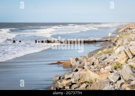 Il "washout", dove l'uragano Hugo ha appiattito la terra, è ora un luogo preferito per il surf a Folly Beach, South Carolina. Foto Stock