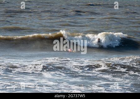 "The washout", noto anche come "Hollywood", dove l'uragano Hugo ha appiattito la terra, luogo preferito da isa per i surfisti locali a Folly Beach, South Carolina. Foto Stock