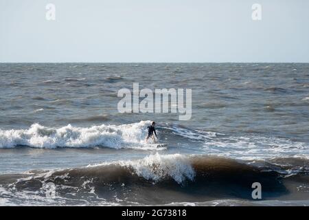 "The washout", noto anche come "Hollywood", dove l'uragano Hugo ha appiattito la terra, luogo preferito da isa per i surfisti locali a Folly Beach, South Carolina. Foto Stock