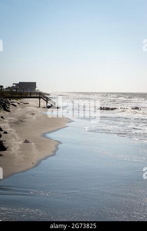 Il "washout", dove l'uragano Hugo ha appiattito la terra, è ora un luogo preferito per il surf a Folly Beach, South Carolina. Foto Stock