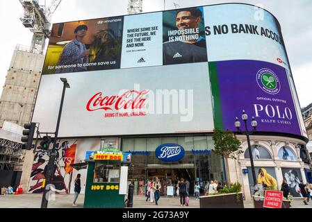 Londra, Regno Unito. 10 luglio 2021. Il punto di riferimento di fama mondiale, il cartellone pubblicitario Piccadilly Circus nel centro di Londra, ha visto la visualizzazione di annunci pubblicitari per Coca Cola che presentano la bandiera di St. George e le parole 'Bring IT home England'. Credit: SOPA Images Limited/Alamy Live News Foto Stock