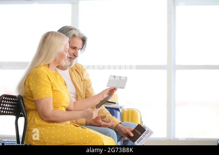 Turisti anziani con passaporto immunitario e risultati negativi covid-19 test all'aeroporto Foto Stock