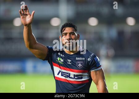 Wakefield, Inghilterra - 9 luglio 2021 - Wakefield Trinity's Kelepi Tanginoa premia i fan dopo la Rugby League Betfred Super League Wakefield Trinity vs St. Helens al Mobile Rocket Stadium, Wakefield, UK Dean Williams/Alamy Live Foto Stock