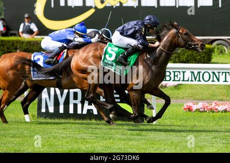 Elmont, NY, Stati Uniti. 9 luglio 2021. 10 LUGLIO 2021: Santa Barbara (IRE), n. 5, guidata da Ryan Moore, vince il Gr.1 Belmont Oaks Invitational Stakes, per i fillies & Mares che vanno 1/4 miglia sul tappeto erboso, a Belmont Park a Elmont, New York. Sue Kawczynski/Eclipse Sportswire/CSM/Alamy Live News Foto Stock