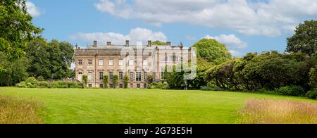 Vista panoramica della Stourhead House e del giardino dal lato ovest di Stourton, Wiltshire, Regno Unito, l'8 luglio 2021 Foto Stock