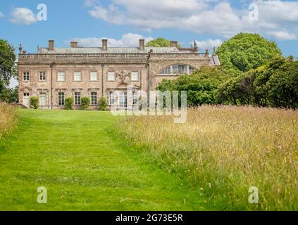 Vista della Stourhead House e del giardino dal lato ovest a Stourton, Wiltshire, Regno Unito, l'8 luglio 2021 Foto Stock