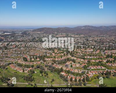 Vista aerea del quartiere residenziale circondato da golf e valle durante la giornata di sole a Rancho Bernardo, San Diego County, California. STATI UNITI. Foto Stock