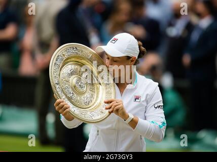 Ashleigh Barty dell'Australia con il trofeo campioni dopo aver vinto contro Karolina Pliskova della Repubblica Ceca la finale dei Campionati Wimbledon 2021, torneo di tennis Grand Slam il 10 luglio 2021 presso l'All England Lawn Tennis and Croquet Club di Londra, Inghilterra - Foto Rob Prange / Spagna DPPI / DPPI Foto Stock