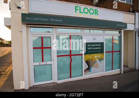 Bournemouth, Dorset, Regno Unito. 10 luglio 2021. Un ufficio a Bournemouth in Dorset con le sue finestre decorate come bandiere d'Inghilterra a sostegno della squadra di calcio inglese in vista della finale Euro 2020. Picture Credit: Graham Hunt/Alamy Live News Foto Stock