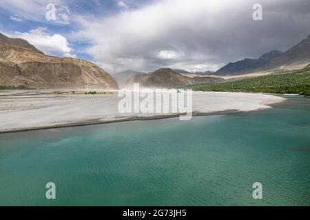 Fiume turchese con rive sabbiose Foto Stock