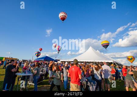 Marathon City, Wisconsin, USA, 9 luglio 2021, Assaggia il festival della mongolfiera N Glow Balloon Fest a ovest di Wausau, orizzontale Foto Stock