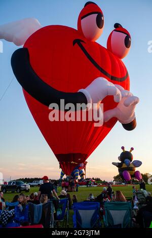 Marathon City, Wisconsin, USA, 9 luglio 2021, Assaggia il festival della mongolfiera N Glow Balloon Fest, a ovest di Wausau, verticale Foto Stock