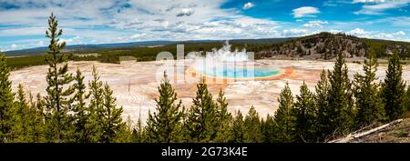 Grande primavera prismatica nel parco nazionale di Yellowstone Wyoming nel mese di maggio, panorama Foto Stock