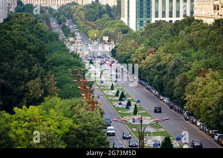 Bucarest, Romania - 07 luglio 2021: Vista lungo Unirii Boulevard, durante il regime comunista chiamato Victory of Socialism Boulevard. Foto Stock