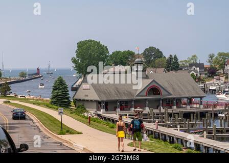 South Haven, MI, USA - 7 giugno 2008: Edificio del porticciolo municipale costruito sul fiume Black che si svuota nel lago Michigan sotto il cielo blu. Barche in acqua e peopl Foto Stock